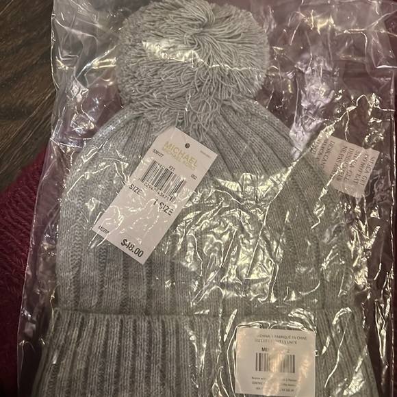 NWT Michael Kors beanie with Pom gray - Picture 2 of 3